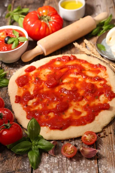 原料披萨原料 — 图库照片