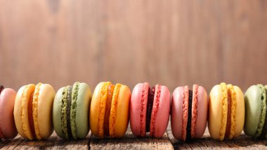 Tahta masadaki badem kurabiyeleri