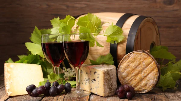 Vino rosso con formaggio e pane — Foto Stock