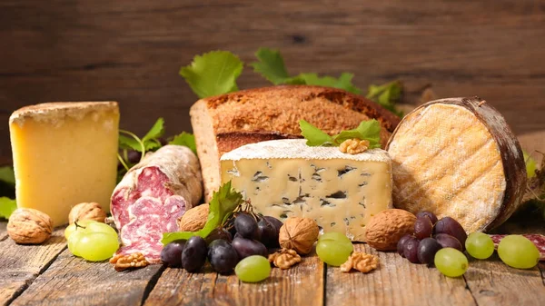 Assorted cheese and salami — Stock Photo, Image