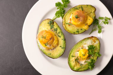 avokado ve plaka üzerinde yumurta 