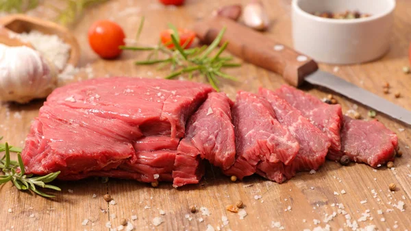 Carne de bovino em bruto na mesa — Fotografia de Stock