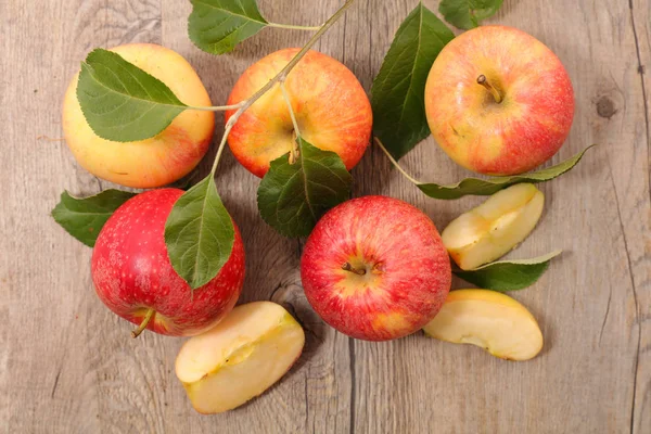 Haufen frischer Äpfel — Stockfoto