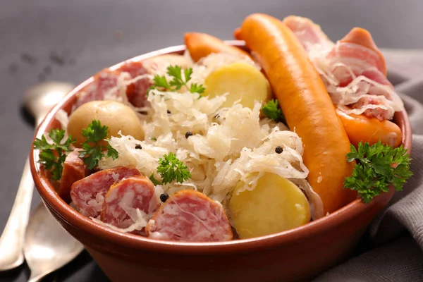 Surkål med potatis och kött — Stockfoto