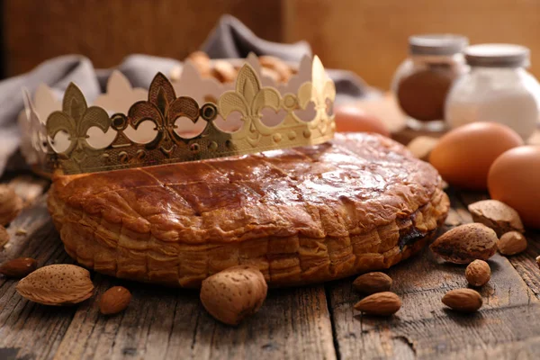 Cake and golden crown — Stock Photo, Image