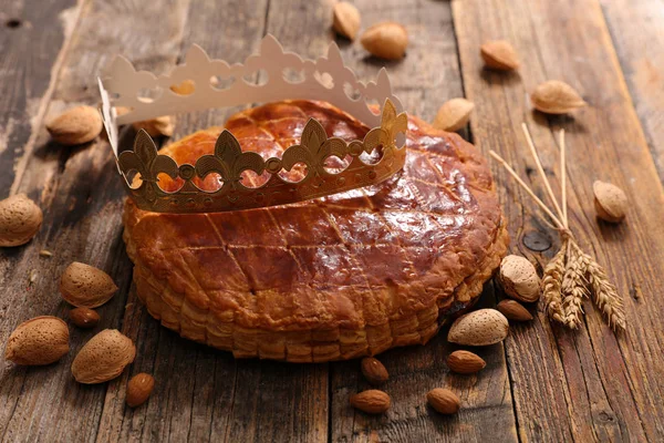 Gâteau et couronne dorée — Photo