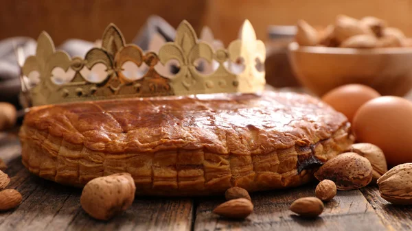 Cake and golden crown — Stock Photo, Image