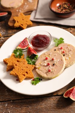 dilimlenmiş incir ile kaz ciğeri