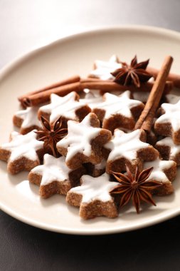 Noel kurabiyeleri masada.