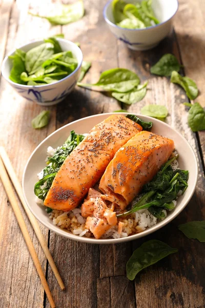 Zalm met spinazie en rijst — Stockfoto