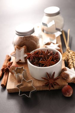 Noel kurabiyeleri ve malzemeler