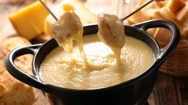 Tigela com fondue de queijo — Fotografia de Stock