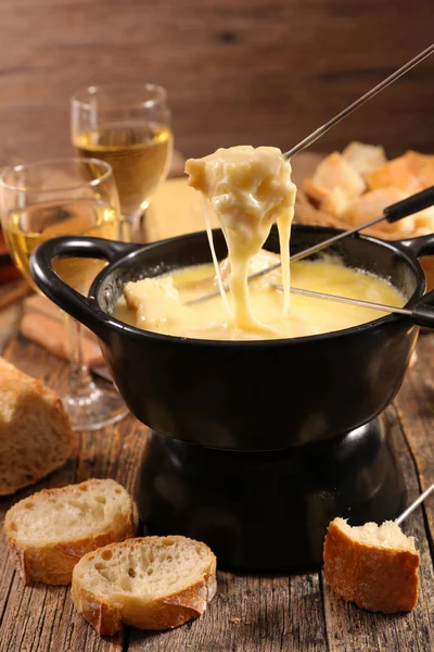 Tigela com fondue de queijo — Fotografia de Stock