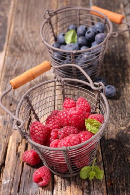 sepet içinde çeşitli meyveler