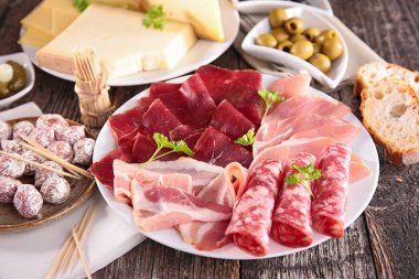 çeşitli salam ve peynir