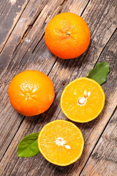 Gesneden sinaasappelen op houten tafel — Stockfoto
