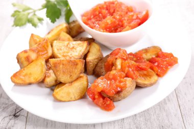 patatas bravas ve domates sosu