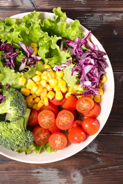 Миска овочевого салату — стокове фото
