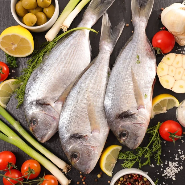 Pesce crudo e ingredienti — Foto Stock