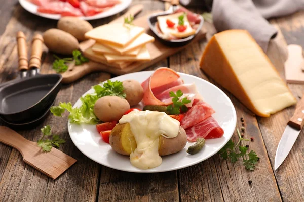 切片 raclette 奶酪 — 图库照片