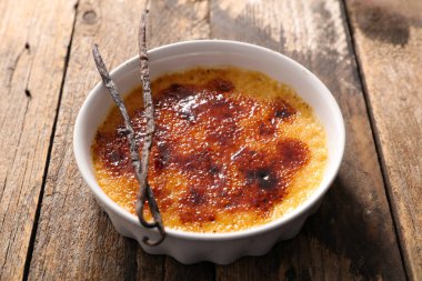 İştah açıcı krem brulee koyu arka plan üzerinde
