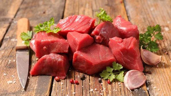 Surowej wołowiny na stole — Zdjęcie stockowe