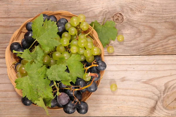 Czarno -czerwone winogrona — Zdjęcie stockowe