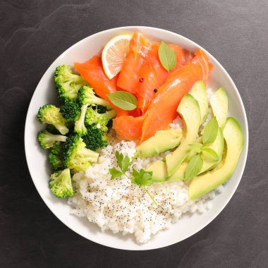 pirinç ve sebze ile sağlıklı vejetaryen kase