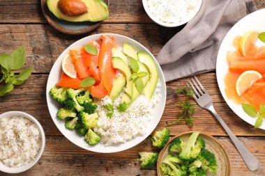 pirinç ve sebze ile sağlıklı vejetaryen kase