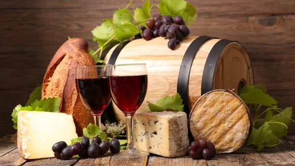 Vino Rosso Con Pane Formaggio — Foto Stock