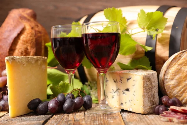 Vino Rosso Con Pane Formaggio — Foto Stock