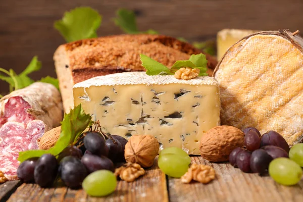 Fresh cheese and bread — Stock Photo, Image