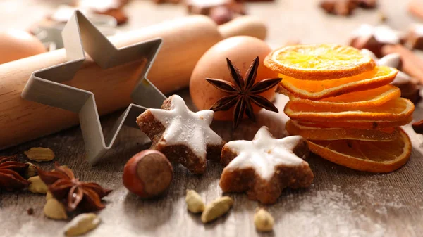 Biscoitos Gengibre Natal Decorados Com Cereja — Fotografia de Stock