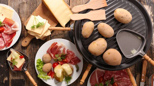 Нарізаний сир raclette — стокове фото