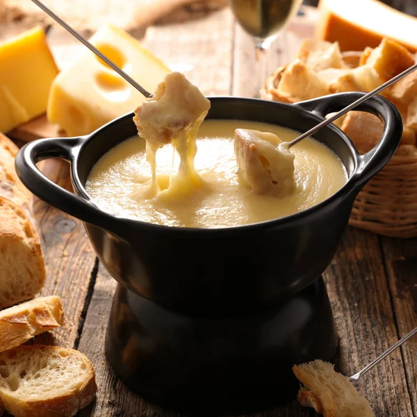 Tazón con fondue de queso —  Fotos de Stock
