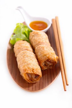 Soya soslu kızarmış Çin böreği