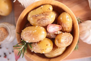 pişmiş patates ve Baharatlar, görünümü kapatın