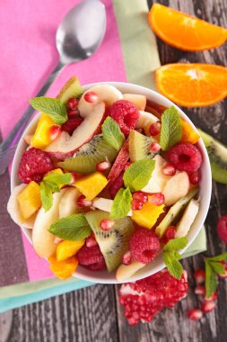 Taze meyve salatası, görünümü kadar yakın