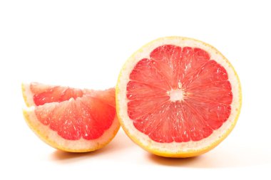 Olgun greyfurtlar beyaz arkaplanda izole edilmiş.