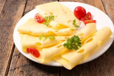 Dilimlenmiş beyaz tabakta gruyere peynir