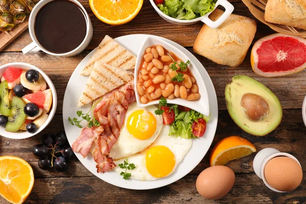 Английский завтрак на деревянном столе — стоковое фото