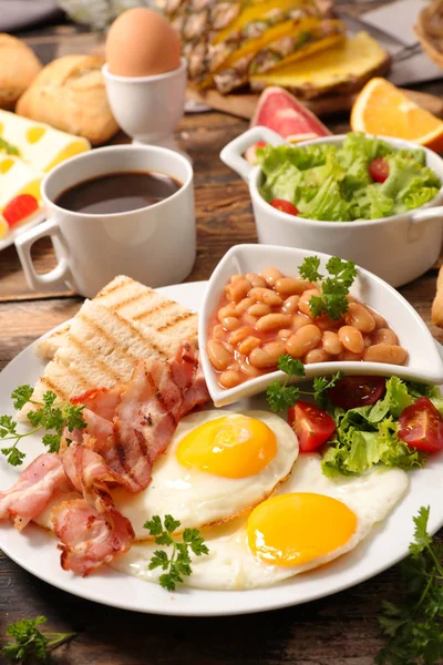 Pequeno-almoço inglês na mesa de madeira — Fotografia de Stock