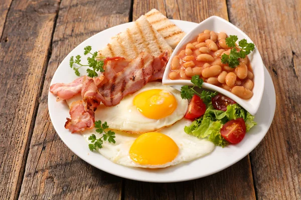 Desayuno inglés en mesa de madera — Foto de Stock