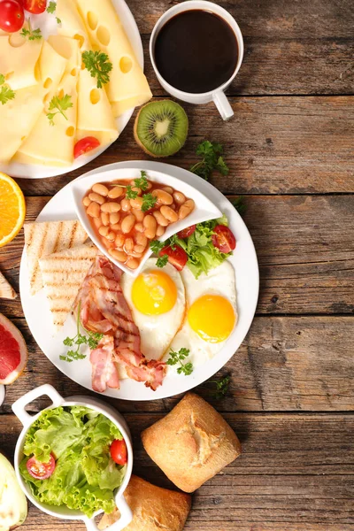 English breakfast on wooden table — Stock Photo, Image