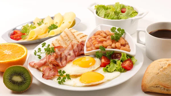 Engelsk frukost på träbord — Stockfoto