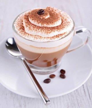 kahve ve krem beyaz tabakta yakın görünümü