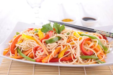 Sebzeli kızarmış erişte.