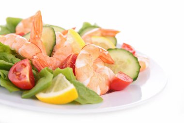 Beyaz arka plan üzerinde izole karides salatası