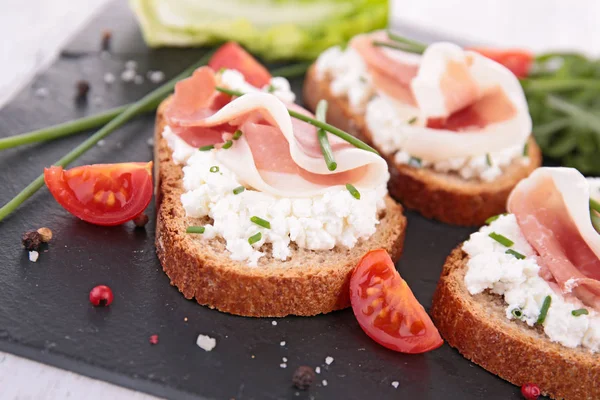 Bruschettas Com Creme Presunto — Fotografia de Stock