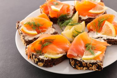 Peynir ve somon kanepe